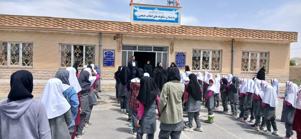 حضور شهردار خنجین در آموزشگاه شکوفه های انقلاب بمناسبت دهه کرامت