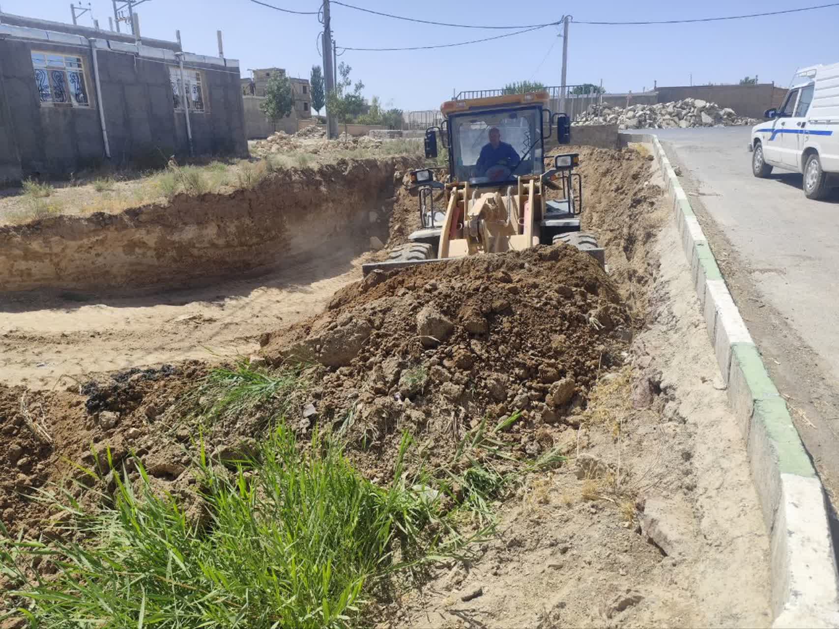 عملیات لایروبی بستر مسیل محمودآباد حد فاصل خیابانهای شهید عبدی و ولی عصر(عج) غربی