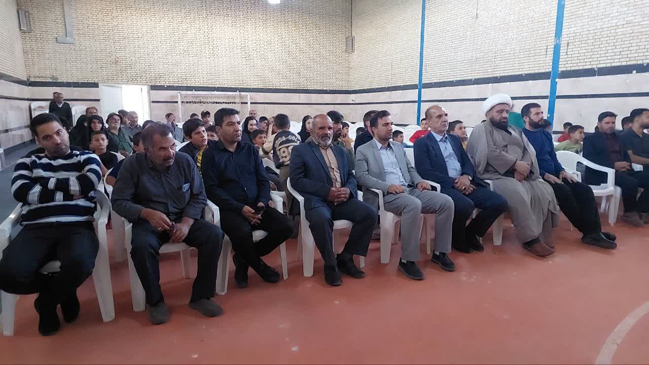 جمعی از مردم ولایتمدار خنجین به تماشای نمایش «لالایی» با موضوع دفاع مقدس نشستند