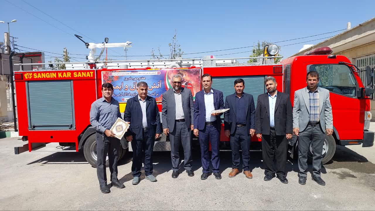 آئین رونمایی از یک دستگاه خودروی آتش نشانی نیمه سنگین شهرداری خنجین با حضور مدیرکل دفتر امور شهری و شوراها استانداری مرکزی