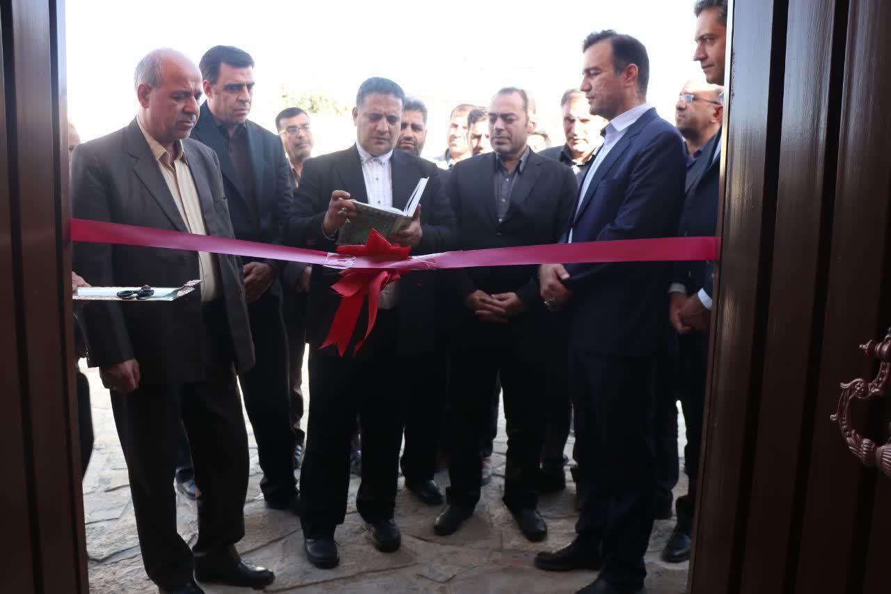 اقامتگاه سنتی شهرداری خنجین در شهرستان فراهان با حضور مشاور وزیر و مدیرکل دفتر نظارت و ارزیابی وزارت میراث‌فرهنگی، گردشگری و صنایع‌دستی افتتاح شد
