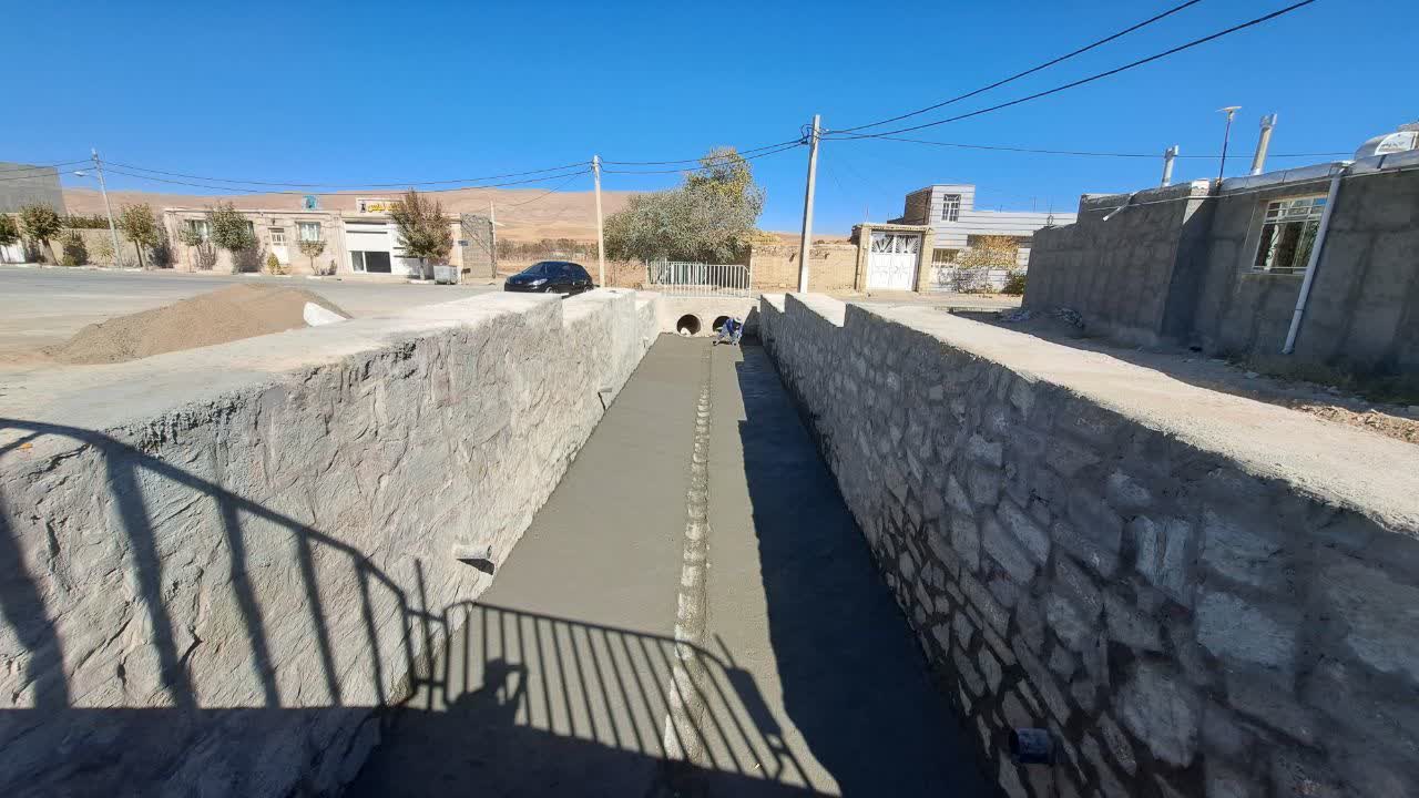 عملیات کف سازی و بتن ریزی بستر مسیل محمودآباد