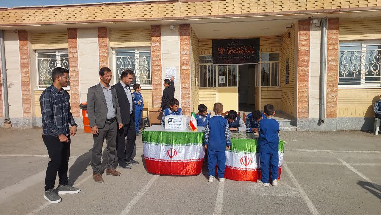 حضور شهردار خنجین در انتخابات شورای دانش‌آموزی آموزشگاه شهدای خنجین