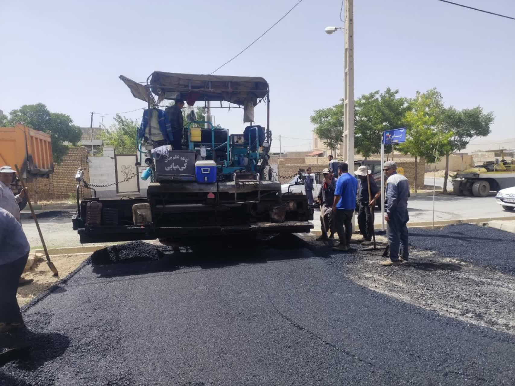 پایان سال‌ها انتظار؛ محوطه حوزه مقاومت بسیج حضرت ولیعصر(عج) خنجین آسفالت شد