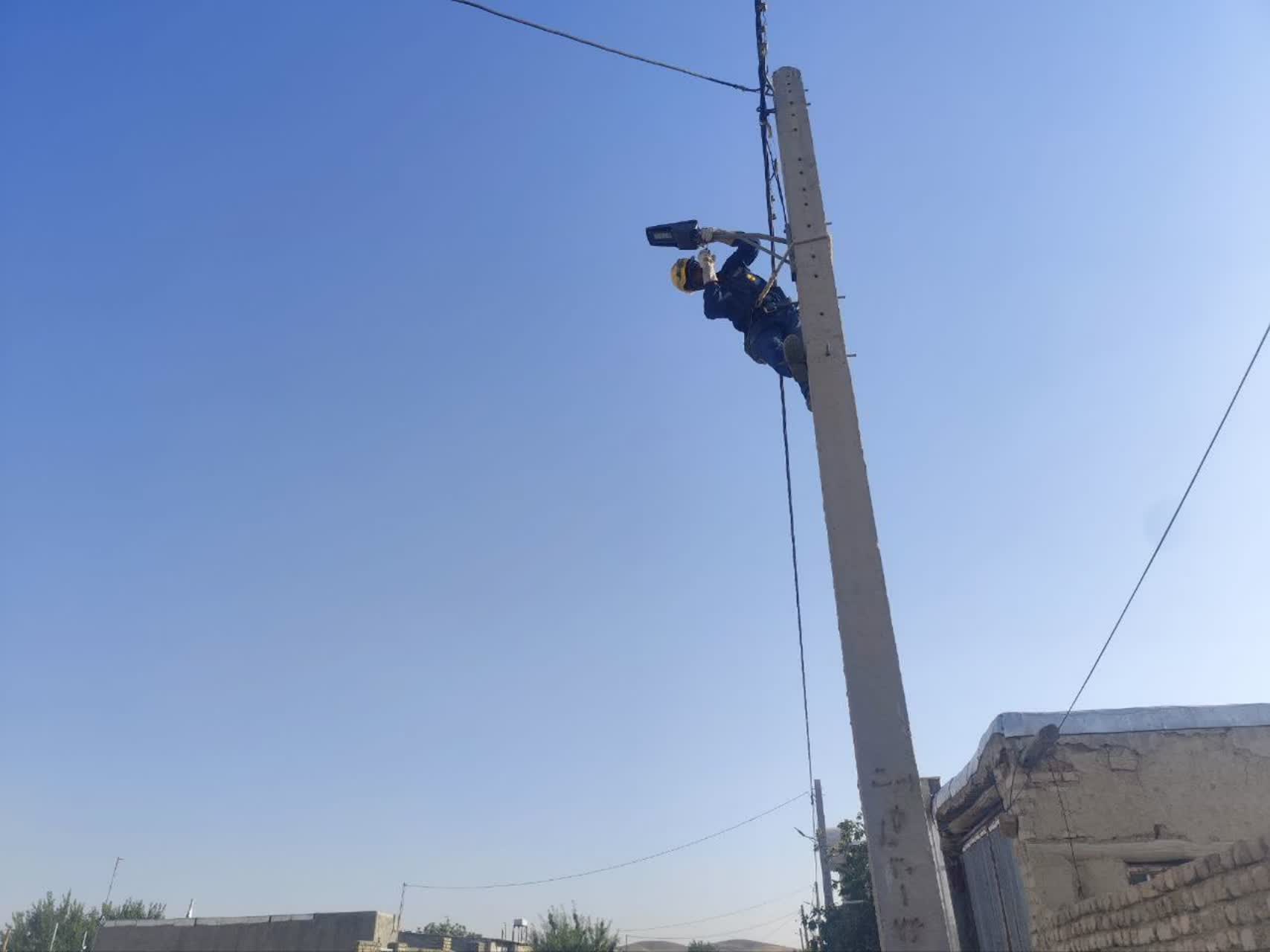 گام بزرگ اداره برق فراهان در اصلاح روشنایی معابر اصلی شهر خنجین
